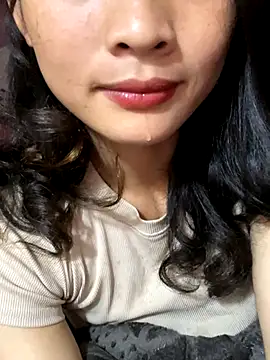 Snapshot of Kieu_xxx chatting on 10/17/25, 02:48 Kieu xxx online show from 10/17/25, 02:48