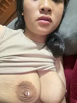 Snapshot of Kieu_xxx chatting on 10/31/25, 11:28 Kieu xxx online show from 10/31/25, 11:28