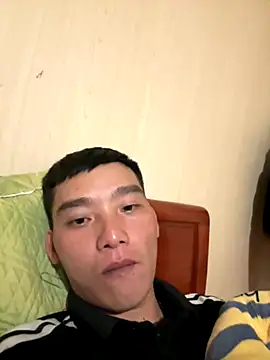 Snapshot of Chao_xxx chatting on 10/20/25, 09:15 Chao xxx online show from 10/20/25, 09:15