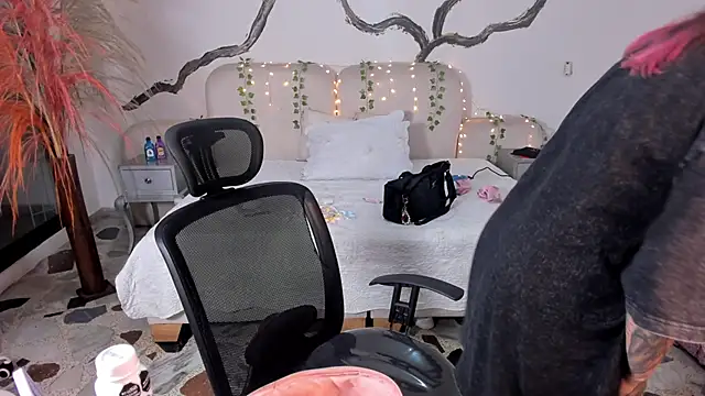 SarahCastro1  online show from 10/01/25, 05:02