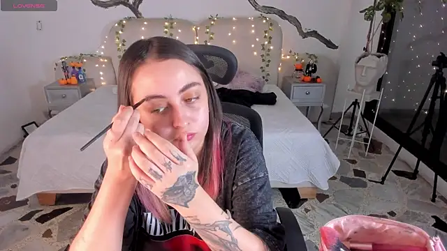 SarahCastro1  online show from 10/28/25, 04:27