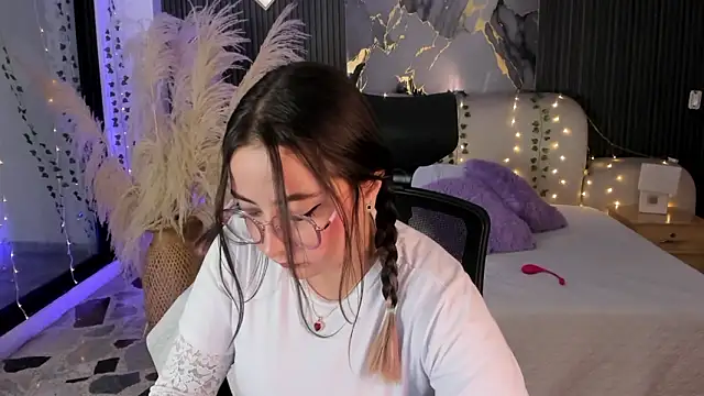 SarahCastro1  online show from 02/15/26, 07:51