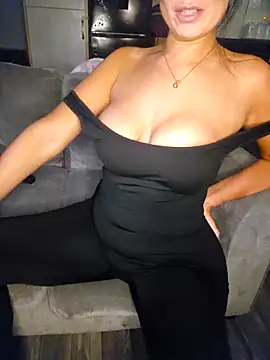 Snapshot of KissMeKylie chatting on 12/17/25, 11:11 KissMeKylie online show from 12/17/25, 11:11