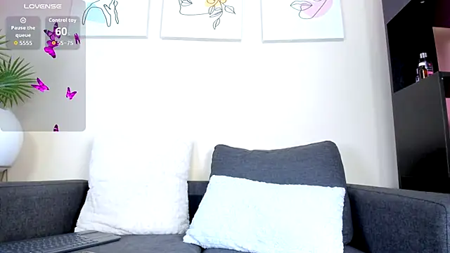 Snapshot of AlanaFox-x chatting on 09/17/25, 11:56 AlanaFox-x online show from 09/17/25, 11:56