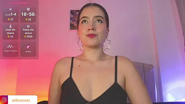 Snapshot of BrunnetAri_ chatting on 06/24/26, 07:35 BrunnetAri online show from 06/24/26, 07:35