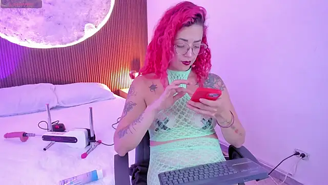 Snapshot of RoxanneStorm_ chatting on 07/05/26, 04:52 RoxanneStorm online show from 07/05/26, 04:52
