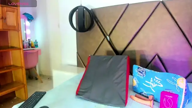 PenelopeGuzman   online show from 04/16/26, 09:50