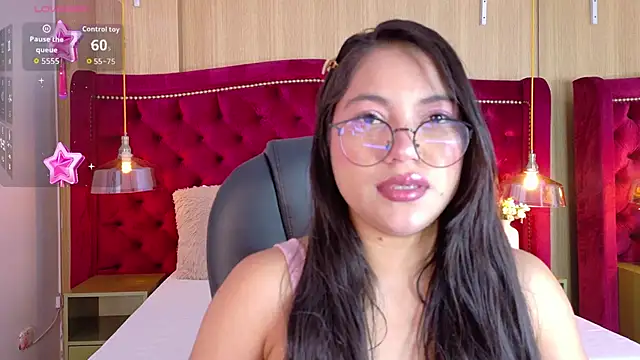 Snapshot of kendalFox_ chatting on 10/02/25, 12:56 kendalFox online show from 10/02/25, 12:56