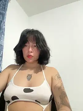 Snapshot of aliciia_23 chatting on 10/15/25, 04:23 aliciia 23 online show from 10/15/25, 04:23