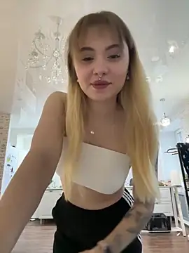 LunaMillie online show from 12/05/25, 09:51