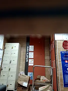 Snapshot of Dropdingo chatting on 10/31/25, 03:57 Dropdingo online show from 10/31/25, 03:57