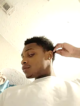 Snapshot of Dropdingo chatting on 12/15/25, 01:10 Dropdingo online show from 12/15/25, 01:10