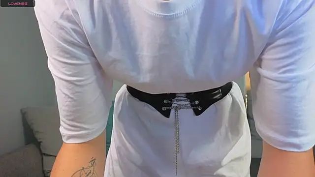 JuliannaWenger online show from 10/25/25, 04:24