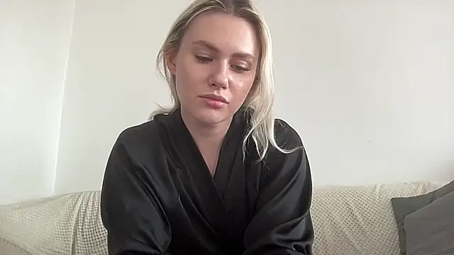 Snapshot of ElaraLuxxxe chatting on 10/14/25, 10:05 ElaraLuxxxe online show from 10/14/25, 10:05