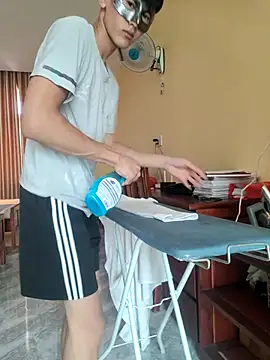 Snapshot of thienlong05 chatting on 10/12/25, 02:21 thienlong05 online show from 10/12/25, 02:21