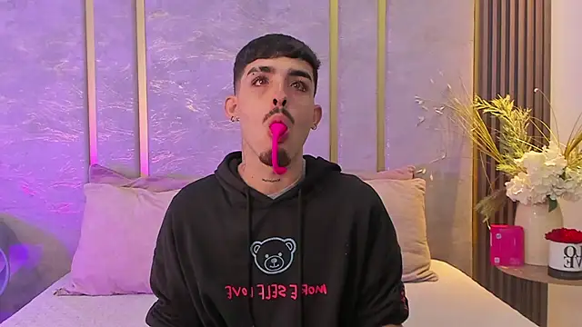 Snapshot of NikoStone_ chatting on 09/10/25, 04:01 NikoStone online show from 09/10/25, 04:01