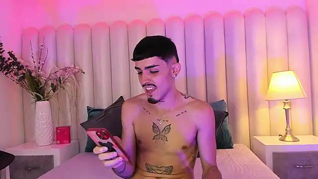 Snapshot of NikoStone_ chatting on 10/30/25, 04:47 NikoStone online show from 10/30/25, 04:47