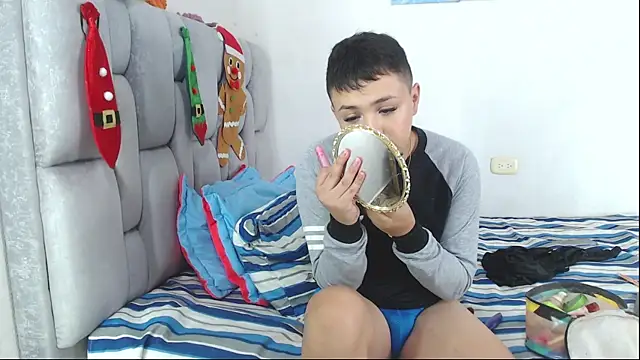 Snapshot of christopher_Hot chatting on 11/24/25, 10:31 christopher Hot online show from 11/24/25, 10:31