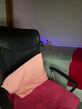 larajuli online show from 04/18/26, 10:21