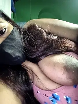 Snapshot of V-hot-swiet chatting on 10/07/25, 11:24 V-hot-swiet online show from 10/07/25, 11:24