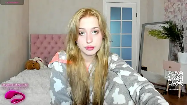 Snapshot of LightStar_18 chatting on 10/02/25, 08:54 LightStar 18 online show from 10/02/25, 08:54