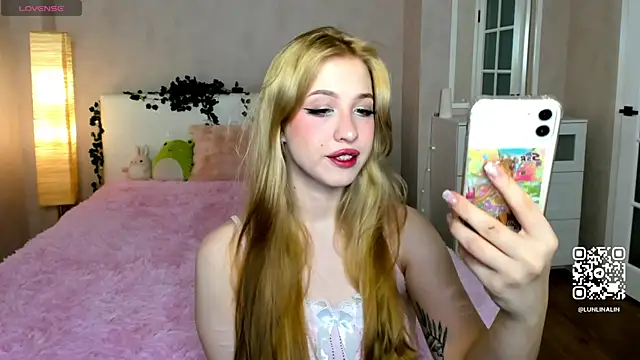 Snapshot of LightStar_18 chatting on 10/20/25, 11:10 LightStar 18 online show from 10/20/25, 11:10