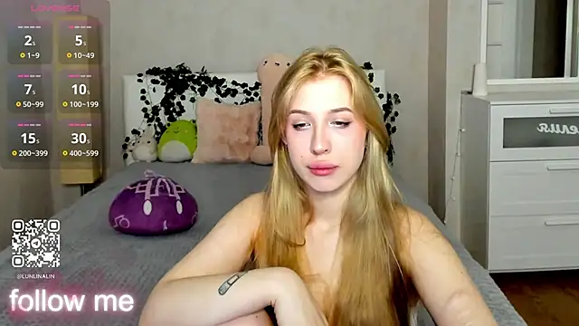 Snapshot of LightStar_18 chatting on 10/26/25, 10:43 LightStar 18 online show from 10/26/25, 10:43