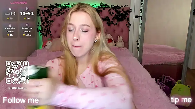 Snapshot of LightStar_18 chatting on 11/15/25, 05:09 LightStar 18 online show from 11/15/25, 05:09