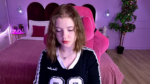 Snapshot of AlmaSound chatting on 05/19/26, 05:03 AlmaSound online show from 05/19/26, 05:03