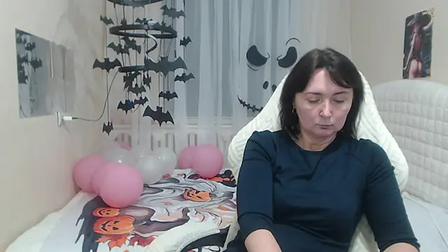 VivianGuchih online show from 10/25/25, 07:16