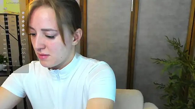 Snapshot of Alice_Cire chatting on 10/13/25, 02:44 Alice Cire online show from 10/13/25, 02:44