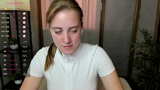 Snapshot of Alice_Cire chatting on 10/20/25, 09:43 Alice Cire online show from 10/20/25, 09:43