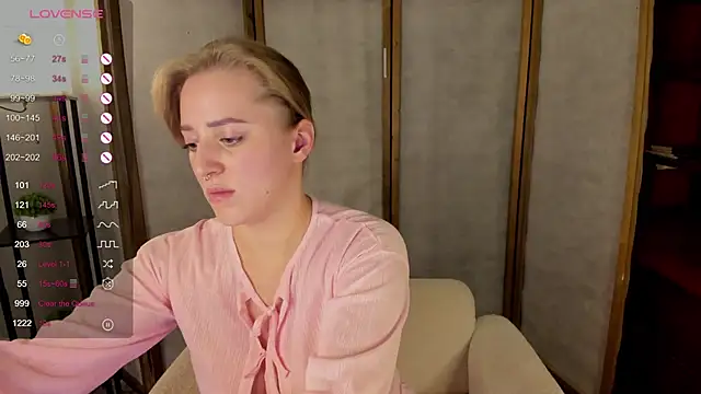 Snapshot of Alice_Cire chatting on 11/16/25, 02:44 Alice Cire online show from 11/16/25, 02:44