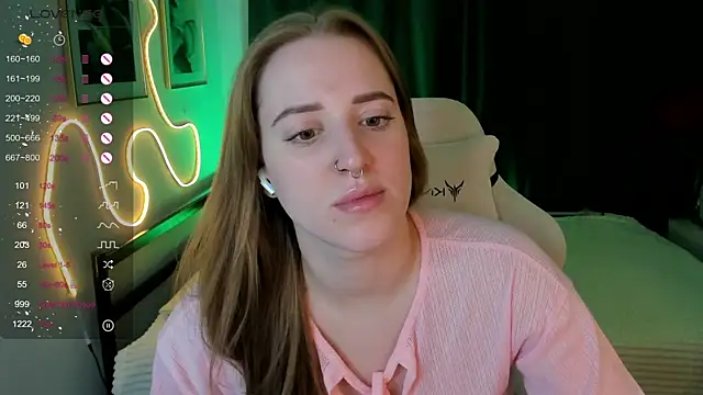 Snapshot of Alice_Cire chatting on 12/18/25, 02:34 Alice Cire online show from 12/18/25, 02:34