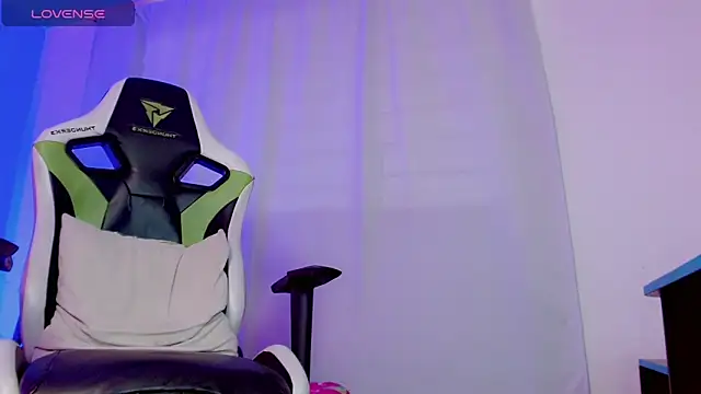 Snapshot of yankees_ chatting on 10/17/25, 12:30 yankees online show from 10/17/25, 12:30