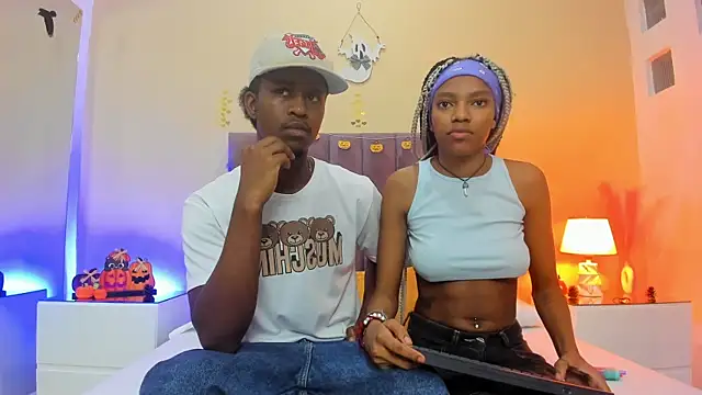 Snapshot of Kiaraa_y_Her_Crazy chatting on 10/18/25, 04:48 Kiaraa y Her Crazy online show from 10/18/25, 04:48