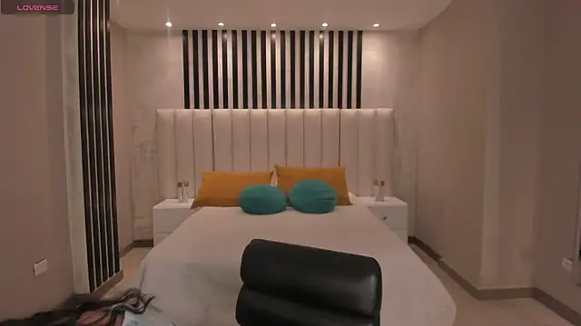 Snapshot of LaurentConnor chatting on 11/14/25, 03:38 LaurentConnor online show from 11/14/25, 03:38