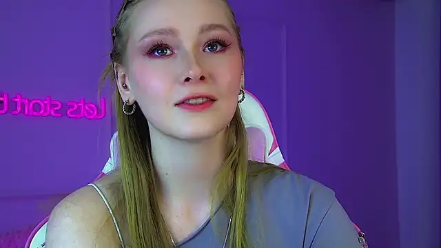 AgataFoxley online show from 04/22/26, 06:31