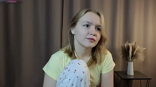 Snapshot of VinnieSerrano chatting on 10/13/25, 02:06 VinnieSerrano online show from 10/13/25, 02:06