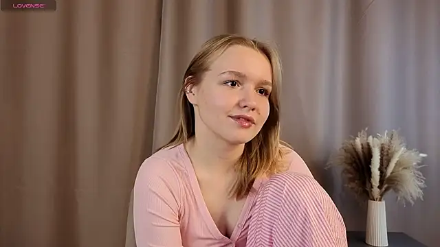 Snapshot of VinnieSerrano chatting on 10/18/25, 02:07 VinnieSerrano online show from 10/18/25, 02:07