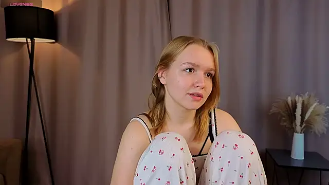 Snapshot of VinnieSerrano chatting on 10/20/25, 02:06 VinnieSerrano online show from 10/20/25, 02:06