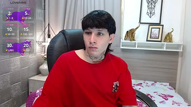 Snapshot of Iantwink18 chatting on 10/21/25, 08:09 Iantwink18 online show from 10/21/25, 08:09