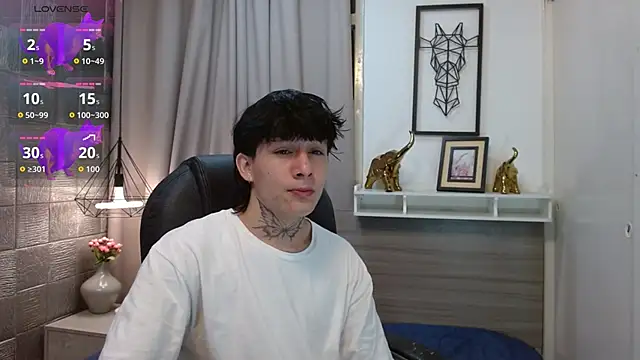 Snapshot of Iantwink18 chatting on 10/28/25, 02:42 Iantwink18 online show from 10/28/25, 02:42