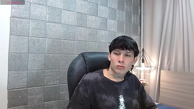 Snapshot of Iantwink18 chatting on 11/04/25, 01:43 Iantwink18 online show from 11/04/25, 01:43