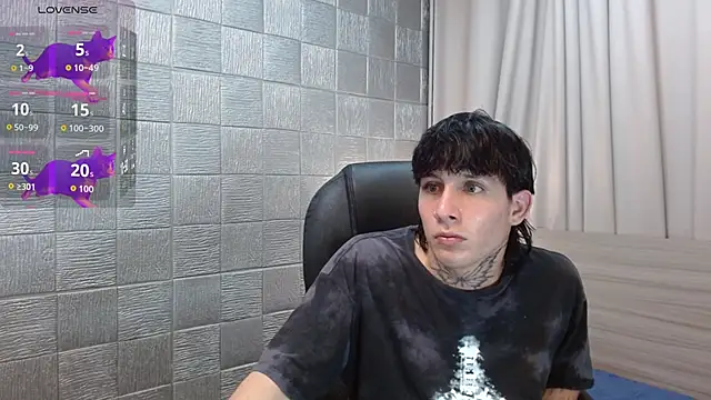 Snapshot of Iantwink18 chatting on 11/05/25, 01:49 Iantwink18 online show from 11/05/25, 01:49