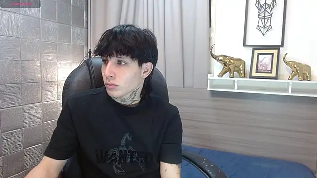 Snapshot of Iantwink18 chatting on 11/06/25, 05:47 Iantwink18 online show from 11/06/25, 05:47