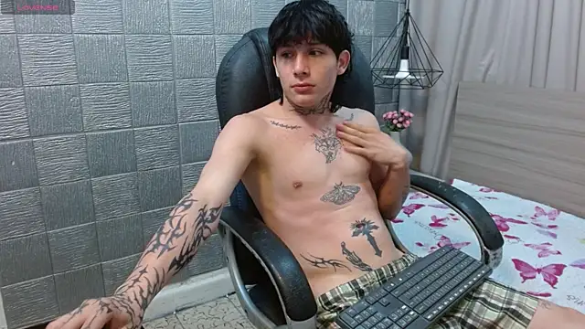 Snapshot of Iantwink18 chatting on 12/01/25, 11:10 Iantwink18 online show from 12/01/25, 11:10