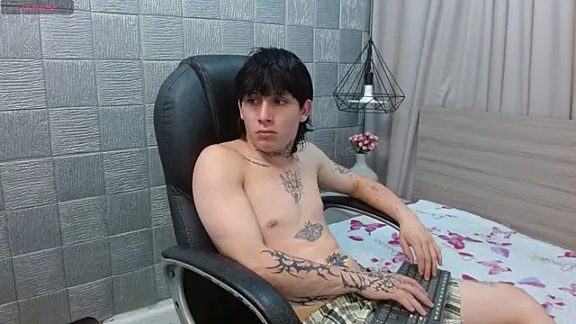 Snapshot of Iantwink18 chatting on 12/02/25, 11:15 Iantwink18 online show from 12/02/25, 11:15