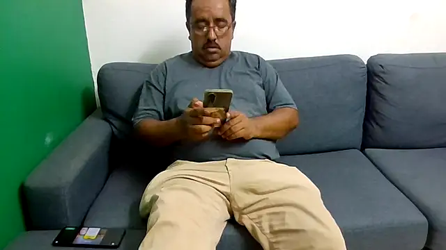 Snapshot of HomHot47 chatting on 10/17/25, 02:26 HomHot47 online show from 10/17/25, 02:26