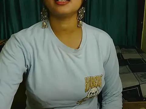 Snapshot of priya-kumari22 chatting on 10/08/25, 04:21 priya-kumari22 online show from 10/08/25, 04:21